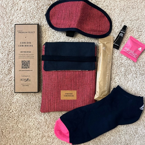 Delta Someone Somewhere Premium Select Bag - Picture 1 of 5